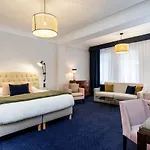 Le Manoir Hotel